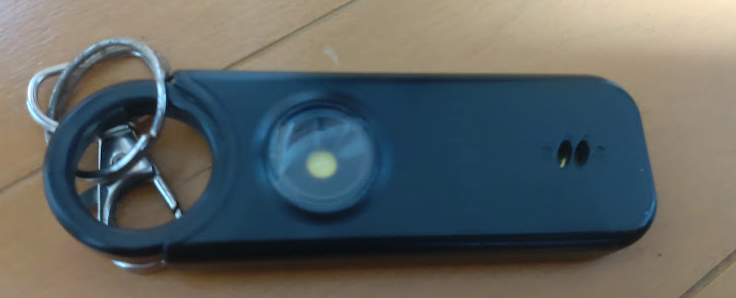 夜のウォーキングで使用している防犯ブザー兼ライト。暗い道の安全確保に使っている。
