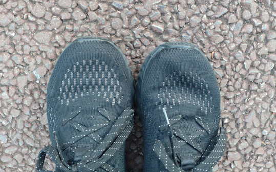 ウォーキングで使用しているワークマンのアスレシューズハイバウンスの写真